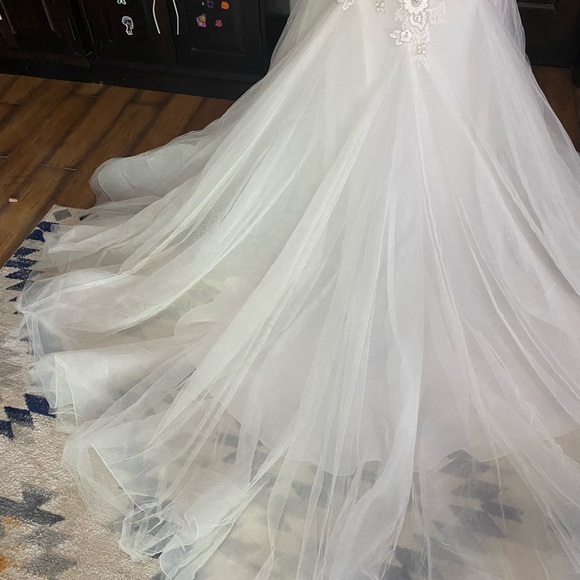 Beautiful by Enzoani Wedding Gown Size 24 NWOT - Picture 9 of 14